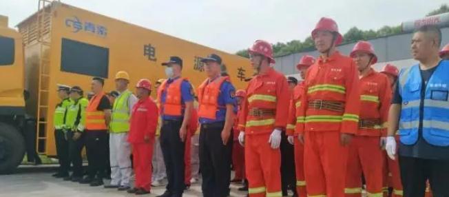 市城管綜合執(zhí)法支隊開展防汛應急救援演練